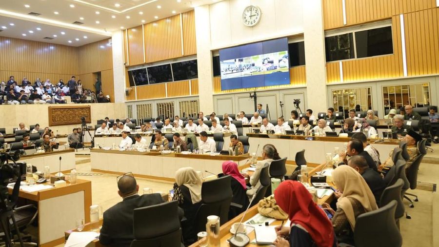 Mentan Amran Sulaiman, MenKP Sakti Wahyu Trenggono, dan Menhut Raja Juli Antoni saat rapat kerja terkait penanganan dampak bencana Sumatra bersama Komisi IV DPR RI di Jakarta, Rabu (14/1/2025). (Dok. Kementan)