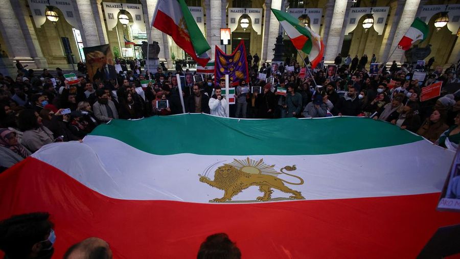 Para demonstran berkumpul selama protes untuk mendukung aksi protes nasional di Iran atas inflasi yang melonjak, di luar Balai Kota di Sydney, Australia, 14 Januari 2026. (REUTERS/ Jeremy Piper)