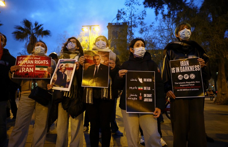 Para demonstran berkumpul selama protes untuk mendukung aksi protes nasional di Iran atas inflasi yang melonjak, di luar Balai Kota di Sydney, Australia, 14 Januari 2026. (REUTERS/ Jeremy Piper)