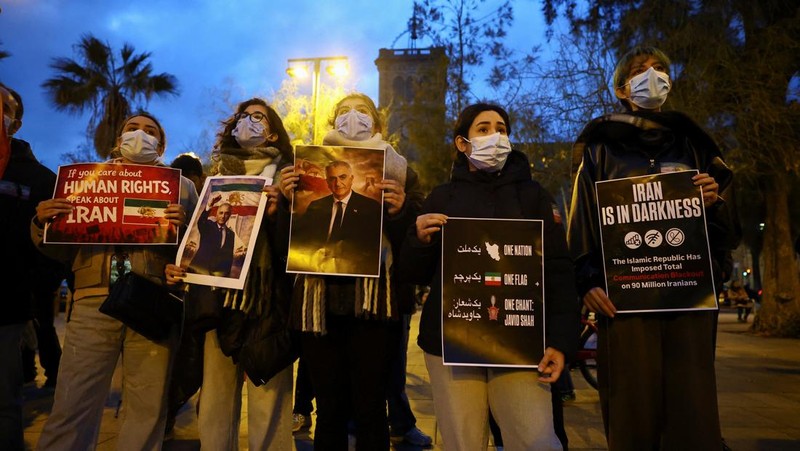 Para demonstran berkumpul selama protes untuk mendukung aksi protes nasional di Iran atas inflasi yang melonjak, di luar Balai Kota di Sydney, Australia, 14 Januari 2026. (REUTERS/ Jeremy Piper)