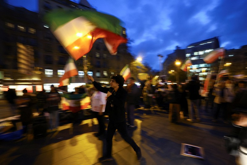 Para demonstran berkumpul selama protes untuk mendukung aksi protes nasional di Iran atas inflasi yang melonjak, di luar Balai Kota di Sydney, Australia, 14 Januari 2026. (REUTERS/ Jeremy Piper)