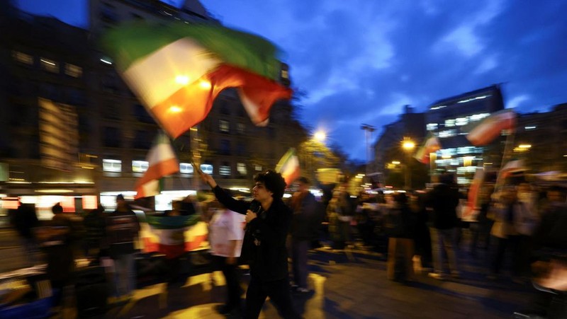 Para demonstran berkumpul selama protes untuk mendukung aksi protes nasional di Iran atas inflasi yang melonjak, di luar Balai Kota di Sydney, Australia, 14 Januari 2026. (REUTERS/ Jeremy Piper)