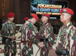 Panglima Kopassus Beri Penghargaan Sangkur Perak ke 8 Prajurit Berprestasi