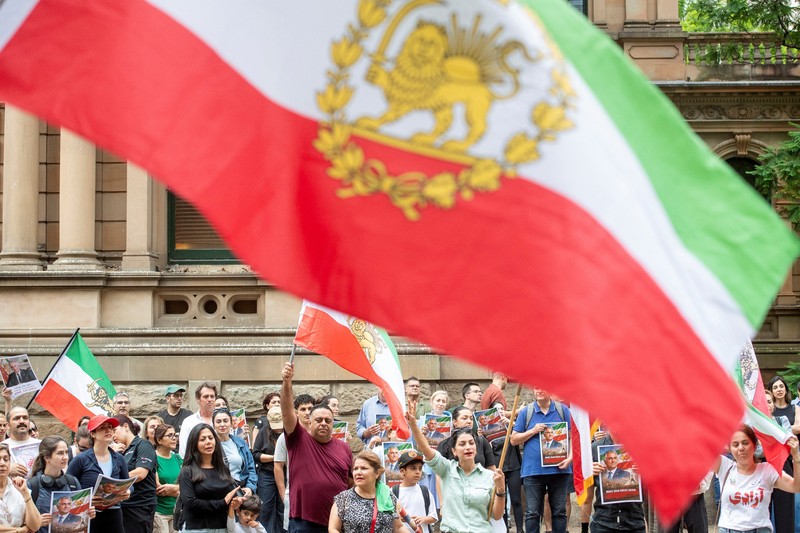 Para demonstran berkumpul selama protes untuk mendukung aksi protes nasional di Iran atas inflasi yang melonjak, di luar Balai Kota di Sydney, Australia, 14 Januari 2026. (REUTERS/ Jeremy Piper)