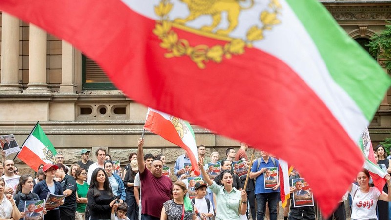 Para demonstran berkumpul selama protes untuk mendukung aksi protes nasional di Iran atas inflasi yang melonjak, di luar Balai Kota di Sydney, Australia, 14 Januari 2026. (REUTERS/ Jeremy Piper)