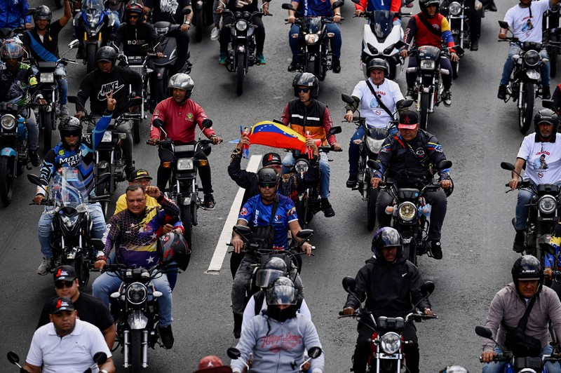 Para pekerja transportasi Venezuela menggelar konvoi dukungan untuk Maduro di Caracas, Selasa (13/1/2026). (REUTERS/Maxwell Briceno)
