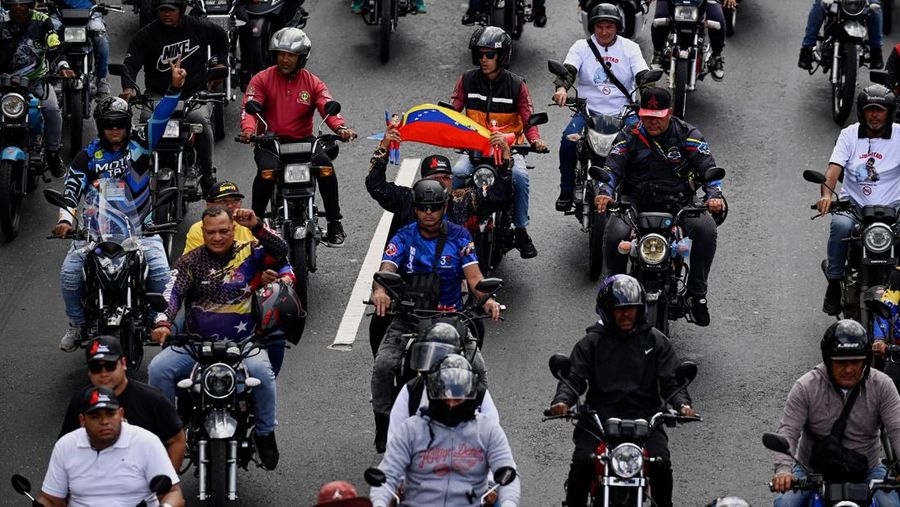Para pekerja transportasi Venezuela menggelar konvoi dukungan untuk Maduro di Caracas, Selasa (13/1/2026). (REUTERS/Maxwell Briceno)