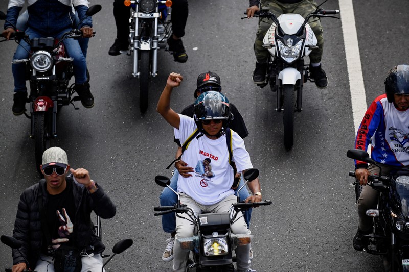 Para pekerja transportasi Venezuela menggelar konvoi dukungan untuk Maduro di Caracas, Selasa (13/1/2026). (REUTERS/Maxwell Briceno)