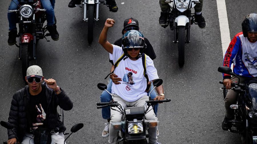 Para pekerja transportasi Venezuela menggelar konvoi dukungan untuk Maduro di Caracas, Selasa (13/1/2026). (REUTERS/Maxwell Briceno)