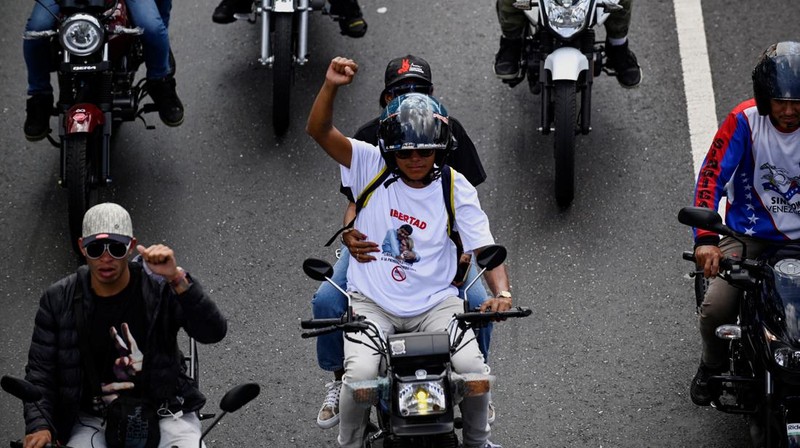 Para pekerja transportasi Venezuela menggelar konvoi dukungan untuk Maduro di Caracas, Selasa (13/1/2026). (REUTERS/Maxwell Briceno)