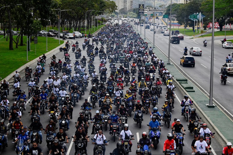 Para pekerja transportasi Venezuela menggelar konvoi dukungan untuk Maduro di Caracas, Selasa (13/1/2026). (REUTERS/Maxwell Briceno)