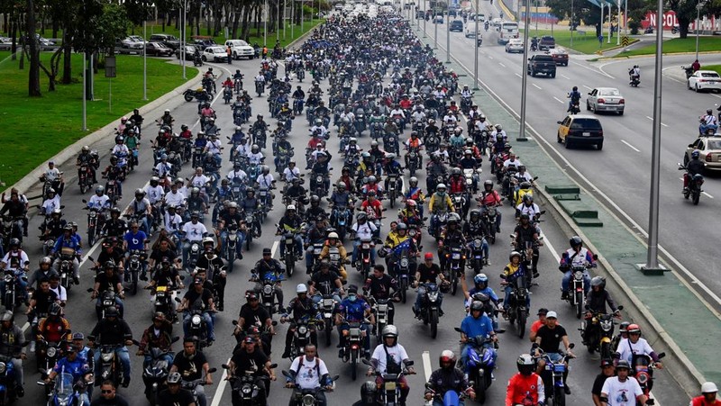 Para pekerja transportasi Venezuela menggelar konvoi dukungan untuk Maduro di Caracas, Selasa (13/1/2026). (REUTERS/Maxwell Briceno)