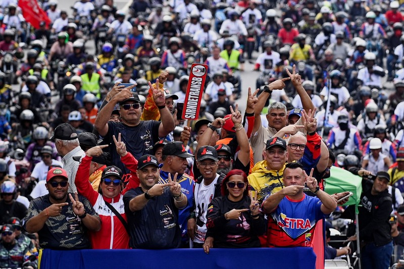 Para pekerja transportasi Venezuela menggelar konvoi dukungan untuk Maduro di Caracas, Selasa (13/1/2026). (REUTERS/Maxwell Briceno)