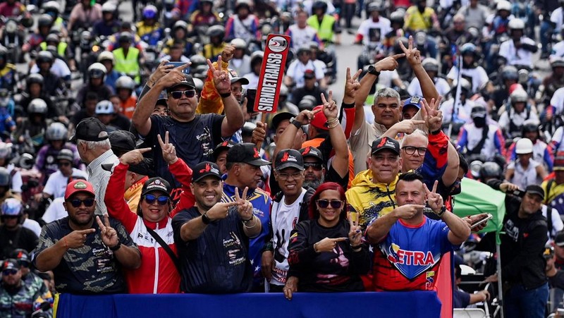 Para pekerja transportasi Venezuela menggelar konvoi dukungan untuk Maduro di Caracas, Selasa (13/1/2026). (REUTERS/Maxwell Briceno)