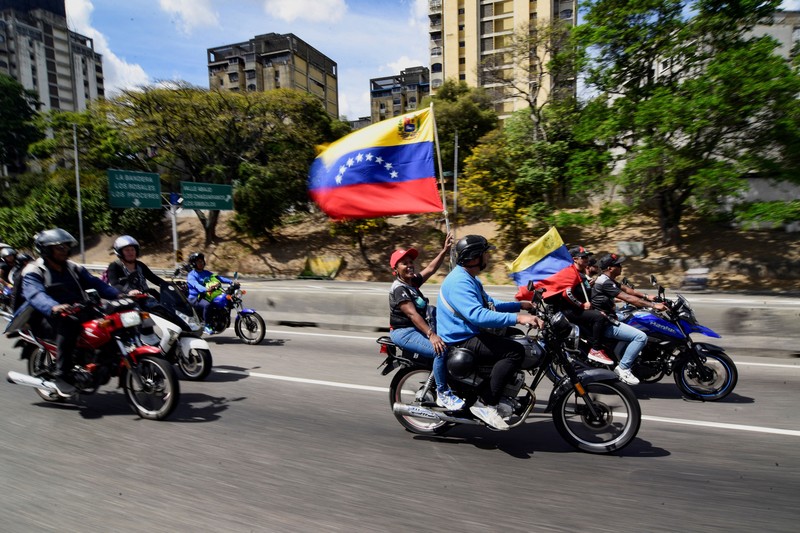 Para pekerja transportasi Venezuela menggelar konvoi dukungan untuk Maduro di Caracas, Selasa (13/1/2026). (REUTERS/Maxwell Briceno)