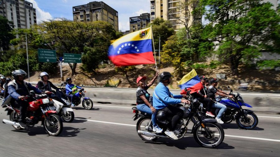 Para pekerja transportasi Venezuela menggelar konvoi dukungan untuk Maduro di Caracas, Selasa (13/1/2026). (REUTERS/Maxwell Briceno)