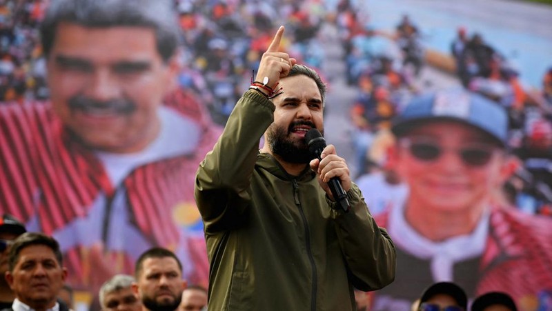 Para pekerja transportasi Venezuela menggelar konvoi dukungan untuk Maduro di Caracas, Selasa (13/1/2026). (REUTERS/Maxwell Briceno)