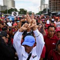 Para pekerja transportasi Venezuela menggelar konvoi dukungan untuk Maduro di Caracas, Selasa (13/1/2026). (REUTERS/Maxwell Briceno)