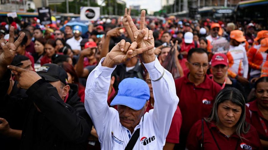 Para pekerja transportasi Venezuela menggelar konvoi dukungan untuk Maduro di Caracas, Selasa (13/1/2026). (REUTERS/Maxwell Briceno)