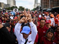 Para pekerja transportasi Venezuela menggelar konvoi dukungan untuk Maduro di Caracas, Selasa (13/1/2026). (REUTERS/Maxwell Briceno)