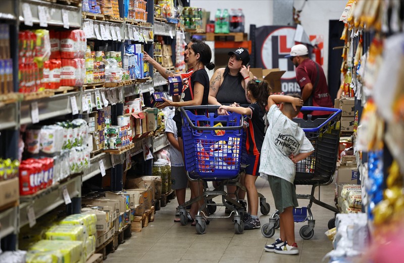 Para pembeli mengecek harga di sebuah supermarket di Villa Martelli di pinggiran Buenos Aires, Argentina, 13 Januari 2026. (REUTERS/Agustin Marcarian)