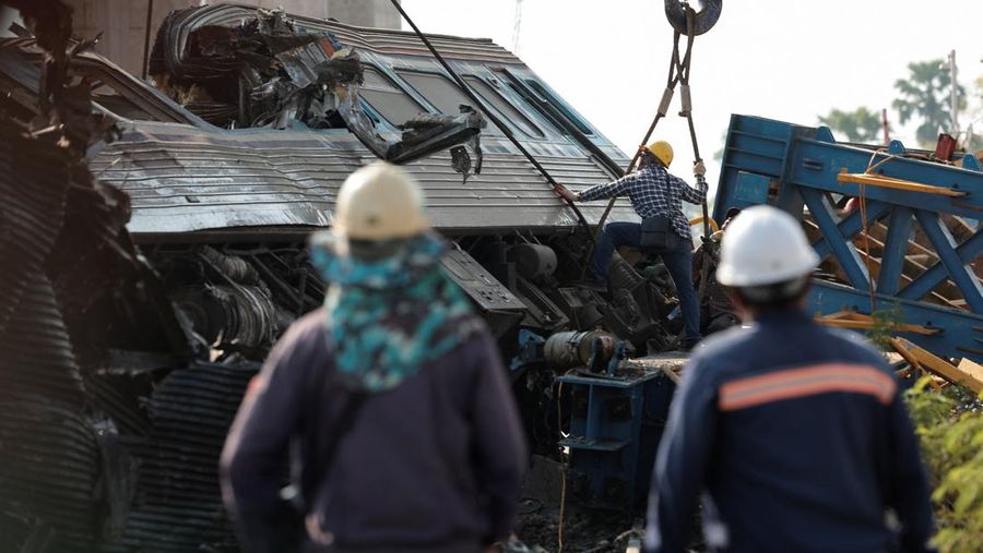 Para petugas bekerja di lokasi kecelakaan kereta api yang terjadi ketika sebuah derek konstruksi roboh dan jatuh menimpa gerbong-gerbongnya, menyebabkan beberapa korban jiwa, di distrik Sikhio, provinsi Nakhon Ratchasima, Thailand, 14 Januari 2026. (REUTERS/Chalinee Thirasupa)