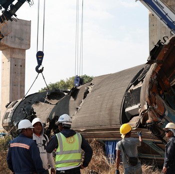 Potret Crane Kereta Cepat Ambruk Timpa Gerbong Penumpang, 31 Tewas