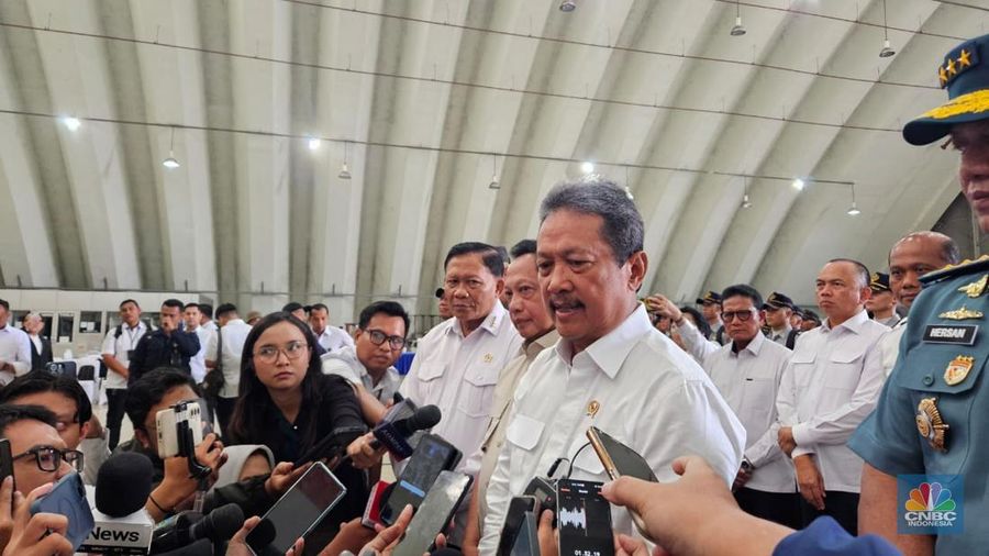 Pelepasan Taruna KKP Untuk Sumatra, Skadron 45 Lapangan Udara Halim Perdanakusuma, Jakarta, Selasa (15/1/2029). Dihadiri Menteri Dalam Negeri Tito Karnavian, Menteri Kelautan dan Perikanan Sakti Wahyu Trenggono, Wakil Menteri Kelautan dan Perikanan Didit Herdiawan.  (CNBC Indonesia/Emir Yanwardhana)