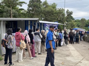 Penampakan Antrean Panjang Penumpang Bus TransJakarta di Pintu Tol Sawangan