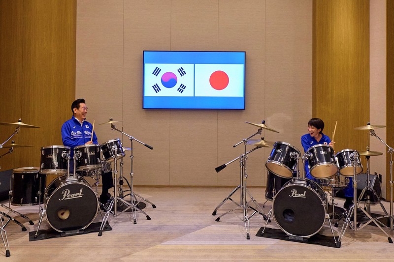 Perdana Menteri Jepang Sanae Takaichi dan Presiden Korea Selatan Lee Jae Myung berpose untuk foto sebelum memainkan drum setelah pertemuan mereka di Nara, Jepang, Selasa (13/1/2026). (Yonhap via REUTERS)