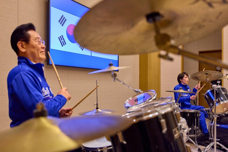 Perdana Menteri Jepang Sanae Takaichi dan Presiden Korea Selatan Lee Jae Myung berpose untuk foto sebelum memainkan drum setelah pertemuan mereka di Nara, Jepang, Selasa (13/1/2026). (Yonhap via REUTERS)