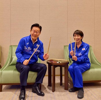 Gaya PM Jepang & Presiden Korsel Main Drum Bareng, Bawakan Lagu BTS