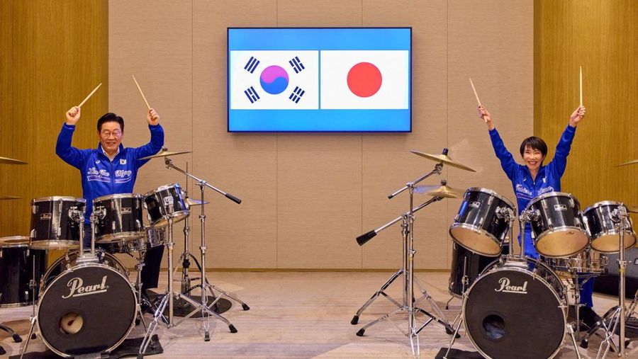 Perdana Menteri Jepang Sanae Takaichi dan Presiden Korea Selatan Lee Jae Myung berpose untuk foto sebelum memainkan drum setelah pertemuan mereka di Nara, Jepang, Selasa (13/1/2026). (Yonhap via REUTERS)