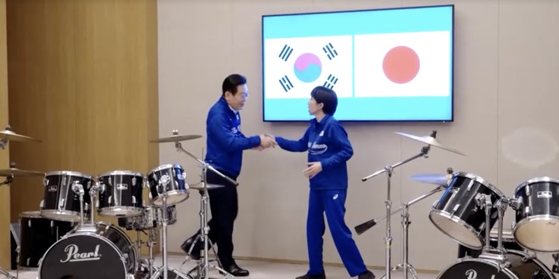 Perdana Menteri Jepang Sanae Takaichi dan Presiden Korea Selatan Lee Jae Myung berpose untuk foto sebelum memainkan drum setelah pertemuan mereka di Nara, Jepang, Selasa (13/1/2026). (Yonhap via REUTERS)