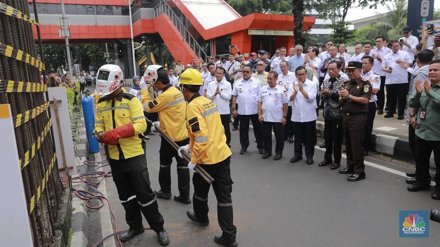 Petugas Dinas Marga Provinsi DKI Jakarta memotong salah satu besi tiang monorel disaksikan Gubernur DKI Jakarta Pramono Anung didampingi Gubernur DKI Jakarta ke-12 Sutiyoso, Wakil Gubernur Rano Karno dan sejumlah pejabat di Kawasan Rasuna Said, Jakarta, Rabu (14/1/2026). (CNBC Indonesia/Muhammad Sabki)