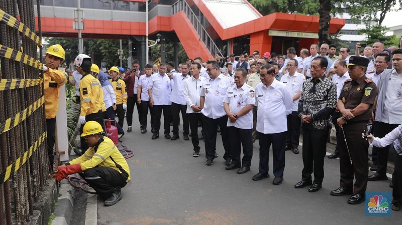 Gubernur DKI Jakarta Pramono Anung didampingi Gubernur DKI Jakarta ke-12 Sutiyoso, Wakil Gubernur Rano Karno menyaksikan seremonial Pembongkaran tiang monorel di Kawasan Rasuna Said, Jakarta, Rabu (14/1/2026). (CNBC Indonesia/Muhammad Sabki)
