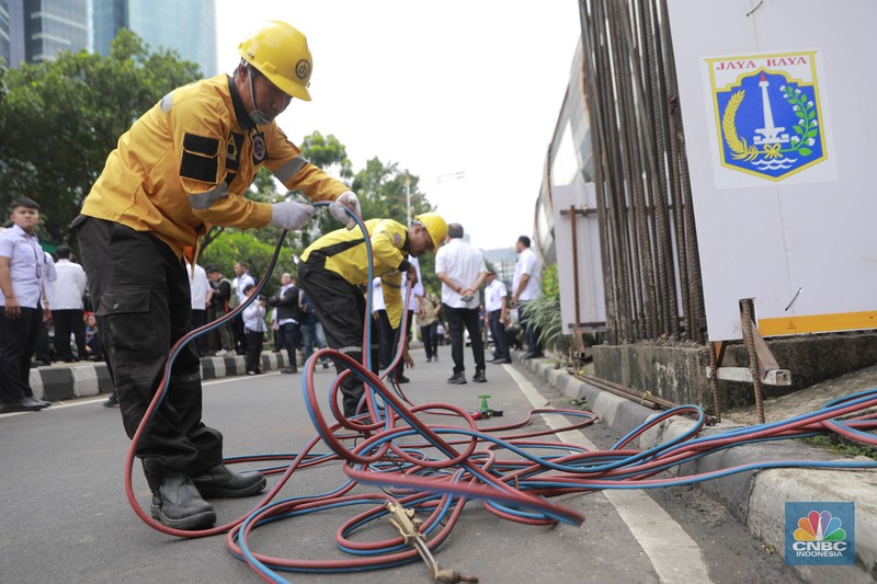Gubernur DKI Jakarta Pramono Anung didampingi Gubernur DKI Jakarta ke-12 Sutiyoso, Wakil Gubernur Rano Karno menyaksikan seremonial Pembongkaran tiang monorel di Kawasan Rasuna Said, Jakarta, Rabu (14/1/2026). (CNBC Indonesia/Muhammad Sabki)