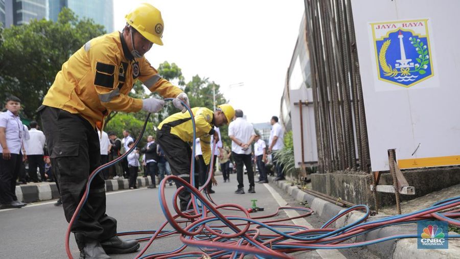 Gubernur DKI Jakarta Pramono Anung didampingi Gubernur DKI Jakarta ke-12 Sutiyoso, Wakil Gubernur Rano Karno menyaksikan seremonial Pembongkaran tiang monorel di Kawasan Rasuna Said, Jakarta, Rabu (14/1/2026). (CNBC Indonesia/Muhammad Sabki)
