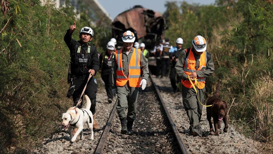 Para petugas bekerja di lokasi kecelakaan kereta api yang terjadi ketika sebuah derek konstruksi roboh dan jatuh menimpa gerbong-gerbongnya, menyebabkan beberapa korban jiwa, di distrik Sikhio, provinsi Nakhon Ratchasima, Thailand, 14 Januari 2026. (REUTERS/Chalinee Thirasupa)