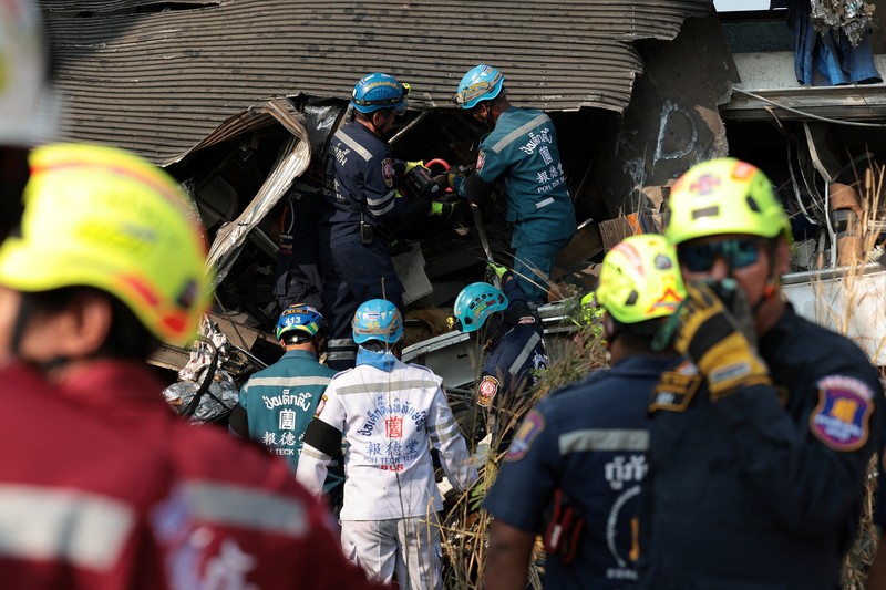 Para petugas bekerja di lokasi kecelakaan kereta api yang terjadi ketika sebuah derek konstruksi roboh dan jatuh menimpa gerbong-gerbongnya, menyebabkan beberapa korban jiwa, di distrik Sikhio, provinsi Nakhon Ratchasima, Thailand, 14 Januari 2026. (REUTERS/Chalinee Thirasupa)