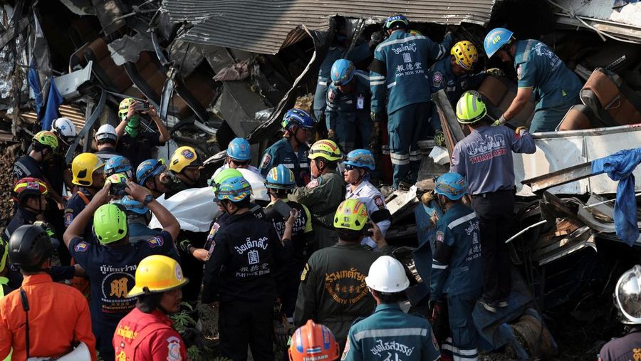 Para petugas bekerja di lokasi kecelakaan kereta api yang terjadi ketika sebuah derek konstruksi roboh dan jatuh menimpa gerbong-gerbongnya, menyebabkan beberapa korban jiwa, di distrik Sikhio, provinsi Nakhon Ratchasima, Thailand, 14 Januari 2026. (REUTERS/Chalinee Thirasupa)