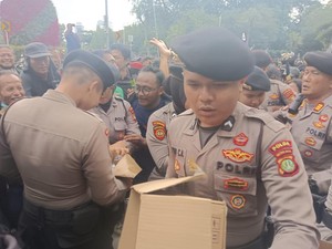 Polisi Bagikan Air Mineral dan Roti ke Massa Ojol di Kedubes AS