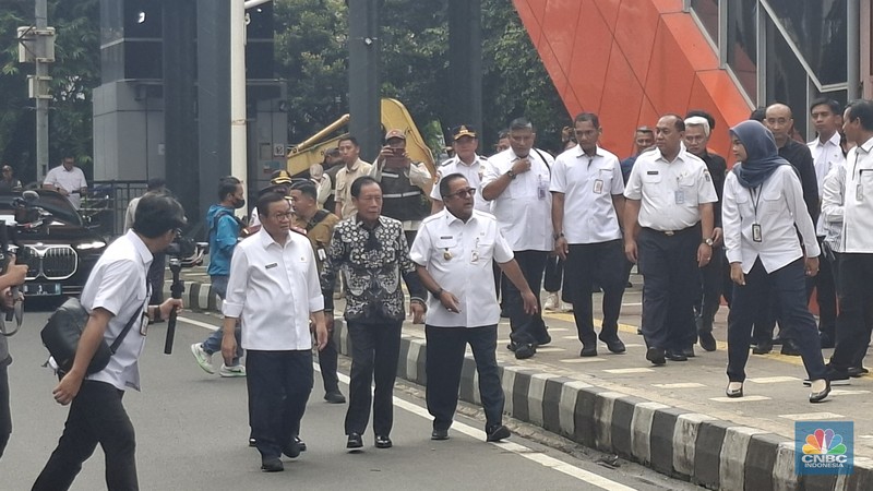 Gubernur DKI Jakarta Pramono Anung didampingi Gubernur DKI Jakarta ke-12 Sutiyoso, Wakil Gubernur Rano Karno menyaksikan seremonial Pembongkaran tiang monorel di Kawasan Rasuna Said, Jakarta, Rabu (14/1/2026). (CNBC Indonesia/Muhammad Sabki)