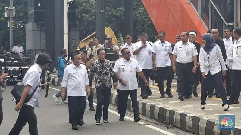 Gubernur DKI Jakarta Pramono Anung didampingi Gubernur DKI Jakarta ke-12 Sutiyoso, Wakil Gubernur Rano Karno menyaksikan seremonial Pembongkaran tiang monorel di Kawasan Rasuna Said, Jakarta, Rabu (14/1/2026). (CNBC Indonesia/Muhammad Sabki)