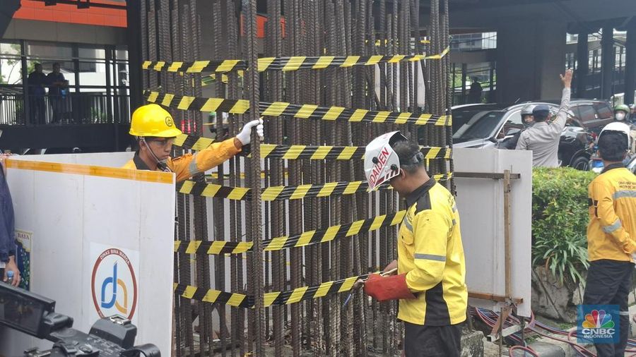 Proses simbolis pembongkaran tiang monorel pun disaksikan langsung oleh Gubernur DKI Jakarta Pramono Anung, Wakil Gubernur DKI Jakarta Rano Karno, dan mantan Gubernur DKI Jakarta Sutiyoso pada Rarbu (14/1/2026). (CNBC Indonesia/Chandra Dwi)
