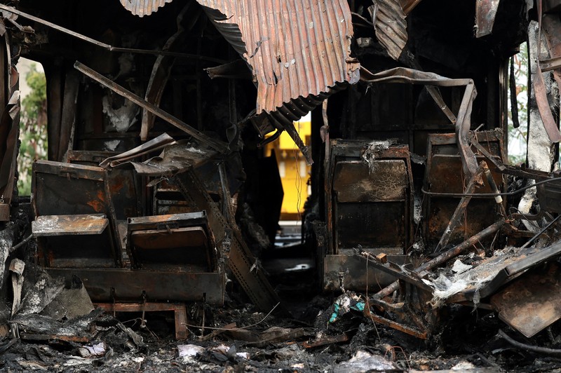 Para petugas bekerja di lokasi kecelakaan kereta api yang terjadi ketika sebuah derek konstruksi roboh dan jatuh menimpa gerbong-gerbongnya, menyebabkan beberapa korban jiwa, di distrik Sikhio, provinsi Nakhon Ratchasima, Thailand, 14 Januari 2026. (REUTERS/Chalinee Thirasupa)