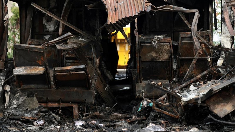 Para petugas bekerja di lokasi kecelakaan kereta api yang terjadi ketika sebuah derek konstruksi roboh dan jatuh menimpa gerbong-gerbongnya, menyebabkan beberapa korban jiwa, di distrik Sikhio, provinsi Nakhon Ratchasima, Thailand, 14 Januari 2026. (REUTERS/Chalinee Thirasupa)