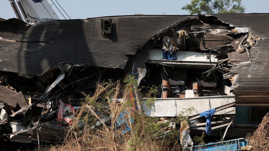 Para petugas bekerja di lokasi kecelakaan kereta api yang terjadi ketika sebuah derek konstruksi roboh dan jatuh menimpa gerbong-gerbongnya, menyebabkan beberapa korban jiwa, di distrik Sikhio, provinsi Nakhon Ratchasima, Thailand, 14 Januari 2026. (REUTERS/Chalinee Thirasupa)