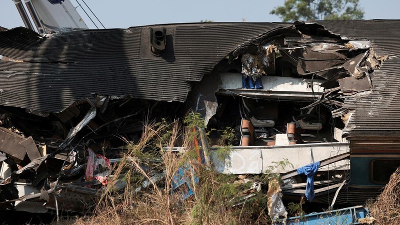 Para petugas bekerja di lokasi kecelakaan kereta api yang terjadi ketika sebuah derek konstruksi roboh dan jatuh menimpa gerbong-gerbongnya, menyebabkan beberapa korban jiwa, di distrik Sikhio, provinsi Nakhon Ratchasima, Thailand, 14 Januari 2026. (REUTERS/Chalinee Thirasupa)
