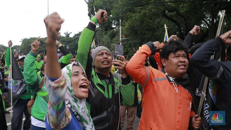 Sekelompok pengemudi ojol yang bergabung dalam Solidaritas Ojol Senusantara (SOS) melakukan aksi ujuk rasa di Kawasan Monas, Jakarta, Rabu (14/12026). (CNBC Indonesia/Muhammad Sabki)